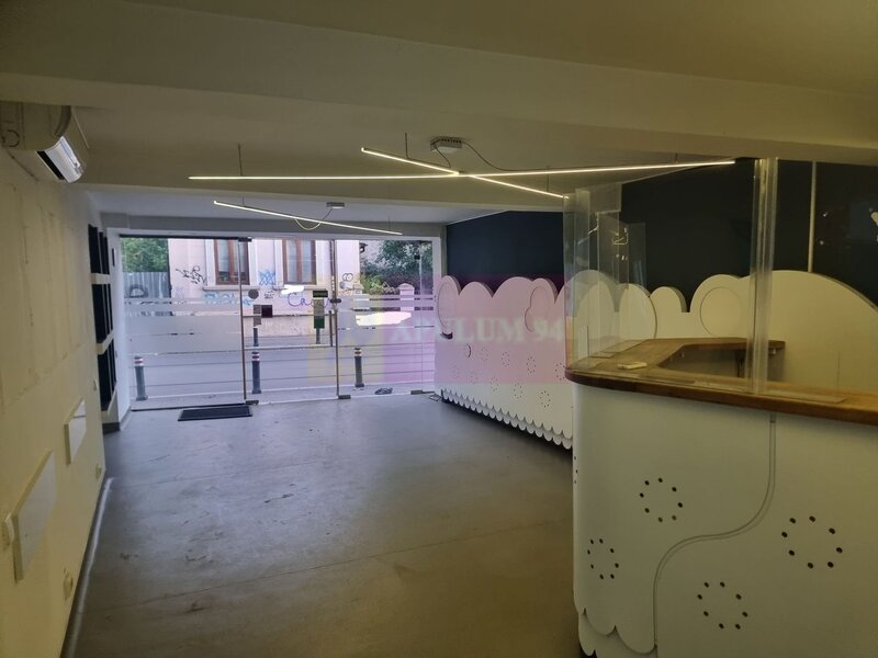 Spatiul este pretabil pentru Cabinet Medical Birouri Showroom