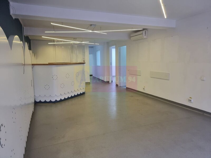 Spatiul este pretabil pentru Cabinet Medical Birouri Showroom